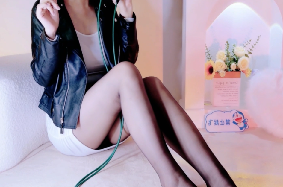 兰兰小苍_田山小姐_湿漉漉的黑巧足音+湿漉漉舔耳